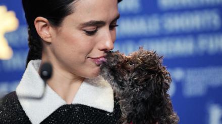 Margaret Qualley präsentierte ihren Hund erstmals der Öffentlichkeit.