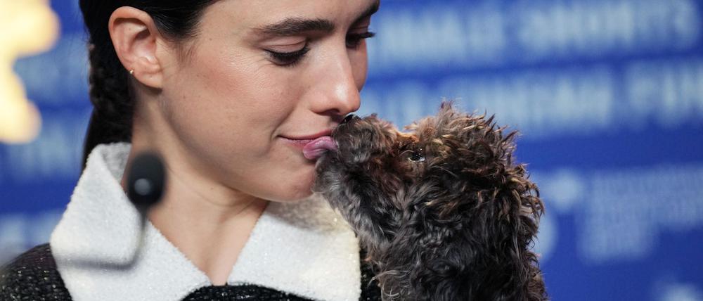 Margaret Qualley präsentierte ihren Hund erstmals der Öffentlichkeit.