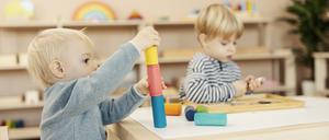 Kinder lernen im Kindergarten Farbe und Formen. Die Kosten in den Einrichtungen sind jedoch stark gestiegen. Der Senat will jedoch die Kosten für sogenannte Transferleistungen deckeln. Sozialverbänden sorgen sich um Einbrüche in der Betreuungsqualität.