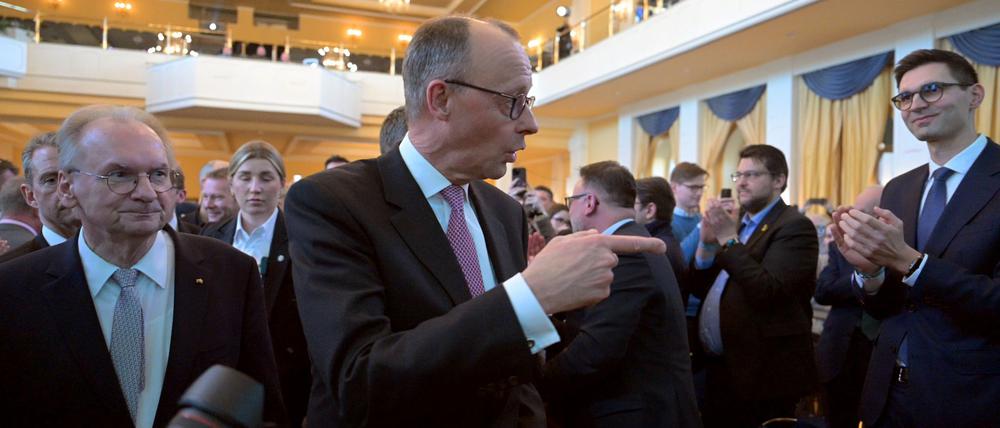 Friedrich Merz und Reiner Haseloff (l) in Halle. Wenige Tage vor der Bundestagswahl hat die CDU ein Papier zu ihren Vorstellungen für Ostdeutschland vorgelegt.