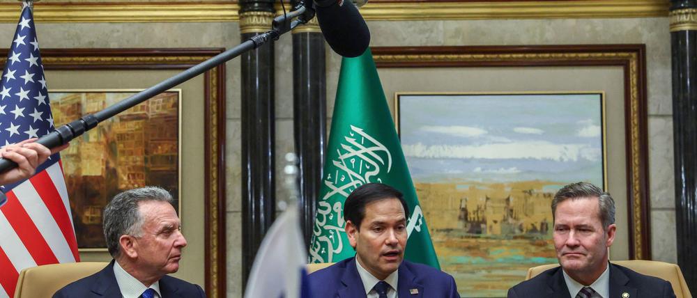 US-Außenminister Marco Rubio (M), der nationale Sicherheitsberater Mike Waltz (r) und der US-Nahostbeauftragte Steve Witkoff in Riad.