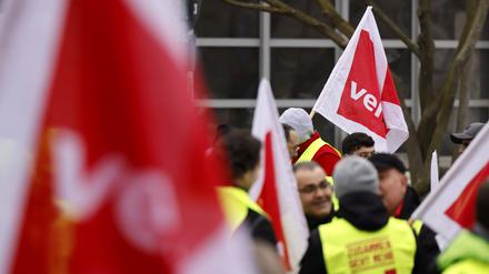 Warnstreik im Öffentlichen Dienst: In Bonn haben Beschäftigte des Nahverkehrs SWB angeführt von Verdi ihre Arbeit niedergelegt und protestieren für faire Löhne.