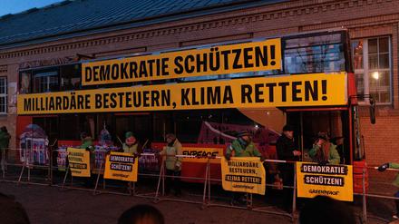 Die Umweltorganisation Greenpeace protestiert gegen den Kurs von Unions-Kanzlerkandidat Merz und fordert mehr Klimaschutz.