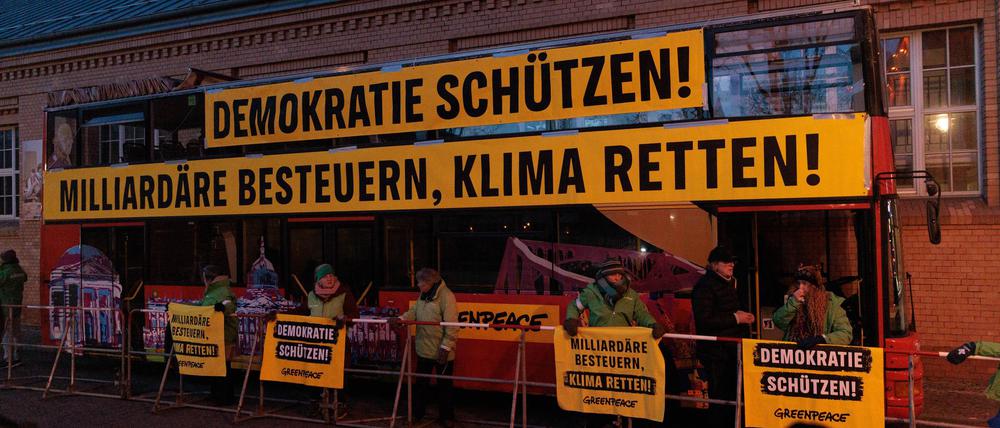 Die Umweltorganisation Greenpeace protestiert gegen den Kurs von Unions-Kanzlerkandidat Merz und fordert mehr Klimaschutz.