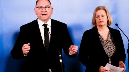 Die Gewerkschaften Verdi und dbb verhandeln für die Beschäftigten mit Bund und Kommunen. (Archivbild)