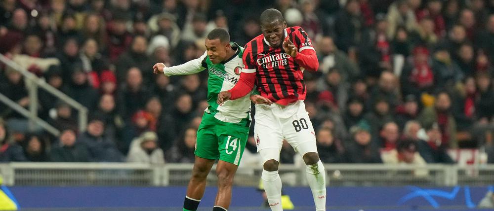 Feyenoord Rotterdam (l) besiegelt das Champions-League-Aus der AC Mailand.