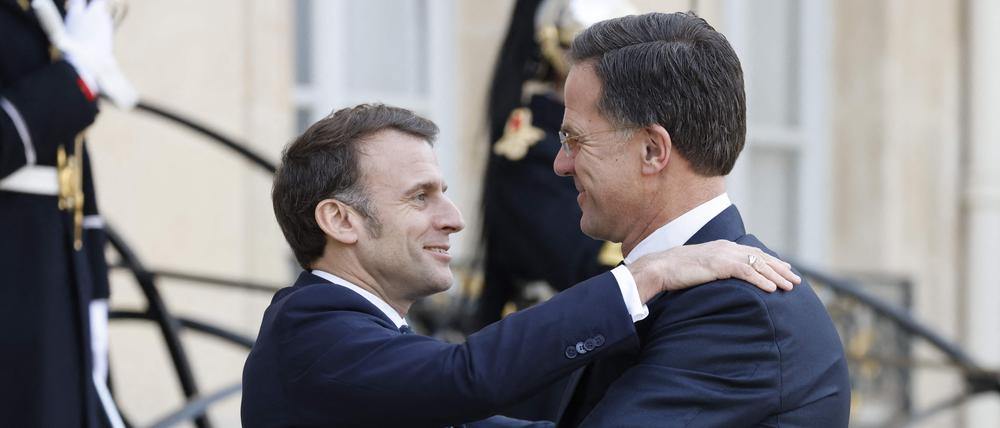 Schon am Montag begrüßte Frankreichs Präsident Emmanuel Macron NATO-Generalsekretär Mark Rutte und andere Spitzenpolitiker zu einem informellen Gipfel der europäischen Staats- und Regierungschefs zur Erörterung der Lage in der Ukraine und der europäischen Sicherheit.
