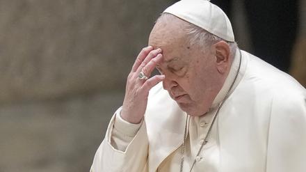 Seit Freitag wird der Papst in einer Klinik behandelt.