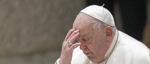Seit Freitag wird der Papst in einer Klinik behandelt.