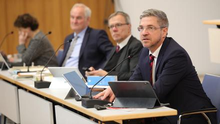 Oberbürgermeister Mike Schubert (SPD) in der Stadtverordnetenversammlung. 