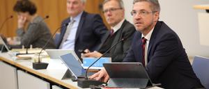 Oberbürgermeister Mike Schubert (SPD) in der Stadtverordnetenversammlung. 