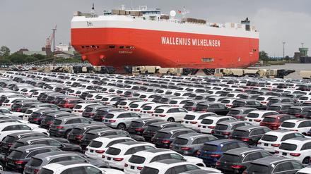 Bremerhaven: Neuwagen von Mercedes-Benz stehen auf dem Autoterminal der BLG Logistics Group in Bremerhaven (Bremen).
