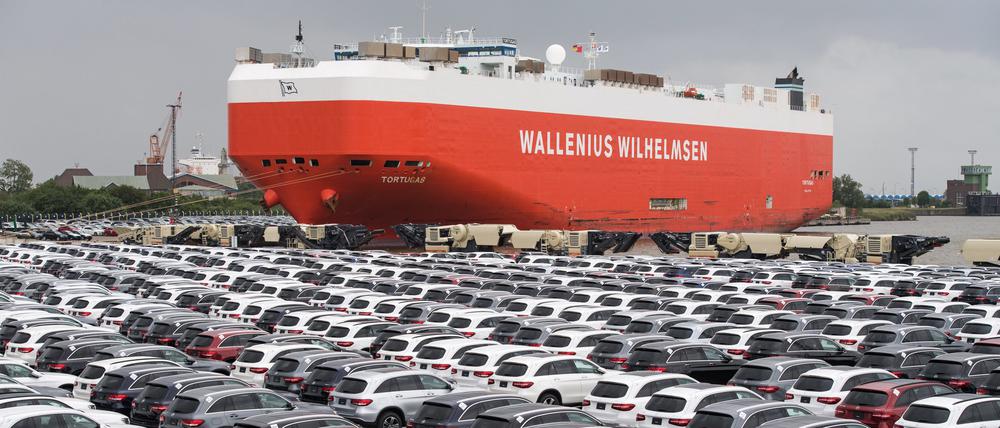 Neuwagen von Mercedes-Benz stehen auf dem Autoterminal der BLG Logistics Group in Bremerhaven (Bremen).