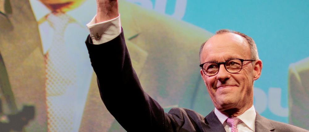 Friedrich Merz, Unionskanzlerkandidat und CDU-Bundesvorsitzender, winkt zu Anhängern bei seiner Wahlkampfveranstaltung in der Schinkelhalle.