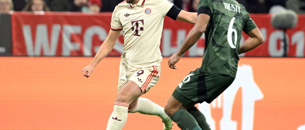 Harry Kane (l) beim Schuss. Zur Halbzeit musste er gegen Celtic mit Wadenproblemen raus.
