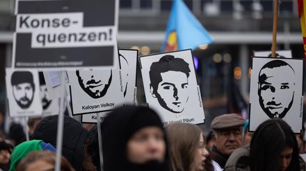 Mit einer Kundgebung und Demonstration auf dem Marktplatz und in der Innenstadt Hanaus gedachten rund 1000 Menschen den Opfern des rassistischen Anschlags in Hanau vom 19.2.2000. 