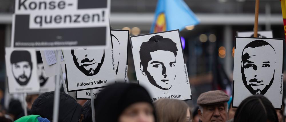 Mit einer Kundgebung und Demonstration auf dem Marktplatz und in der Innenstadt Hanaus gedachten rund 1000 Menschen den Opfern des rassistischen Anschlags in Hanau vom 19.2.2000. 