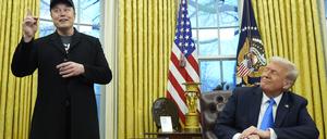 Tech-Milliardär Elon Musk und US-Präsident Donald Trump am 11. Februar bei einem Treffen im Weißen Haus.