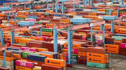 Container werden am Container Terminal Altenwerder (CTA) der Hamburger Hafen und Logistik AG (HHLA) gelagert und verladen. 