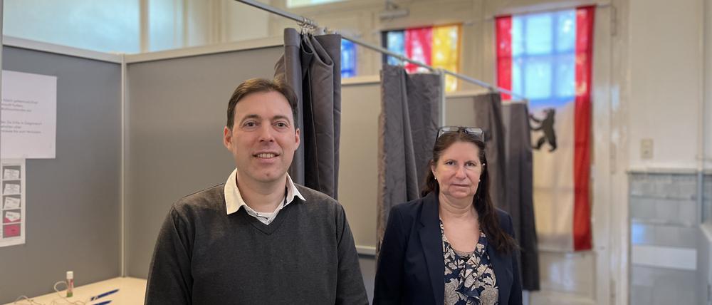 Hauke Haverkamp, Vize-Kreiswahlleiter und Leiter vom Amt für Bürgerdienste, und Bettina Labenski, stellvertretende Leiterin des Wahlamtes.