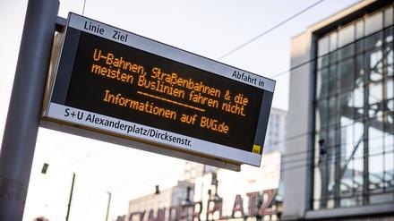 Eine Anzeige mit Hinweis zum Streik am Bahnhof Alexanderplatz. 