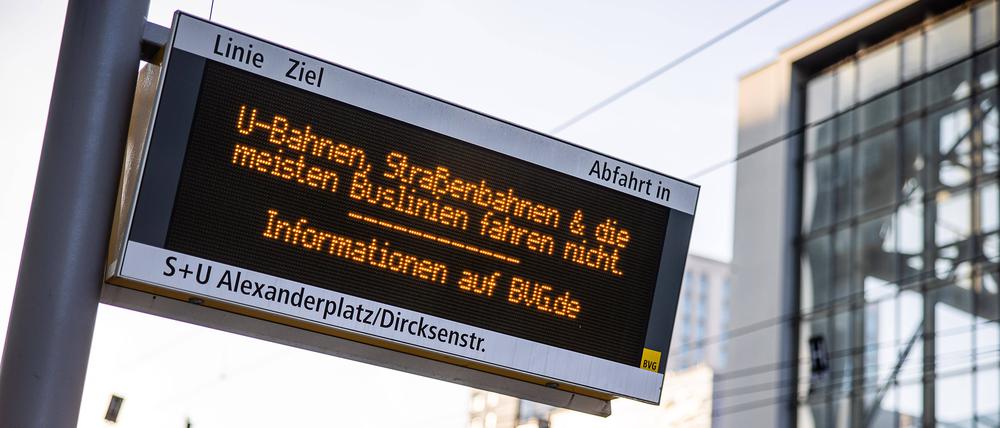 Eine Anzeige mit Hinweis zum Streik am Bahnhof Alexanderplatz.