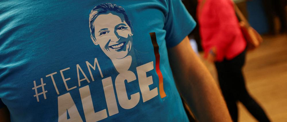 Werbeshirt für AfD-Kanzlerkandidatin Alice Weidel: Die Partei steht derzeit unter Verdacht, eine illegale Spende angenommen zu haben.