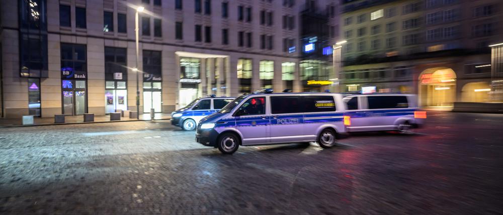 Polizeiautos fahren am 80. Jahrestag der Zerstörung Dresdens im Zweiten Weltkrieg am frühen Morgen über den Altmarkt. Am 13. Februar gedenkt die Landeshauptstadt Dresden der Zerstörung der Stadt im Zweiten Weltkrieg vor 80 Jahren. Am 13. und 14. Februar 1945 legten alliierte Bomber das Zentrum der Elbestadt in Schutt und Asche. Bis zu 25.000 Menschen kamen dabei ums Leben. 