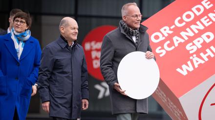 Bundeskanzler Olaf Scholz mit SPD-Generalsekretär Matthias Miersch am 10. Februar bei einem Wahlkampftermin in Berlin.