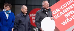 Bundeskanzler Olaf Scholz mit SPD-Generalsekretär Matthias Miersch am 10. Februar bei einem Wahlkampftermin in Berlin.