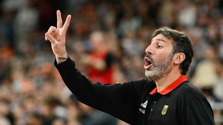 Zwei Siege will Álex Mumbrú mit den deutschen Basketballern holen und sich damit das EM-Ticket sichern.