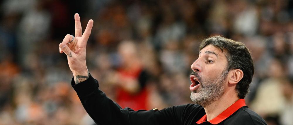 Zwei Siege will Álex Mumbrú mit den deutschen Basketballern holen und sich damit das EM-Ticket sichern.