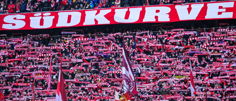 Voll besetzte Münchner Südkurve.
