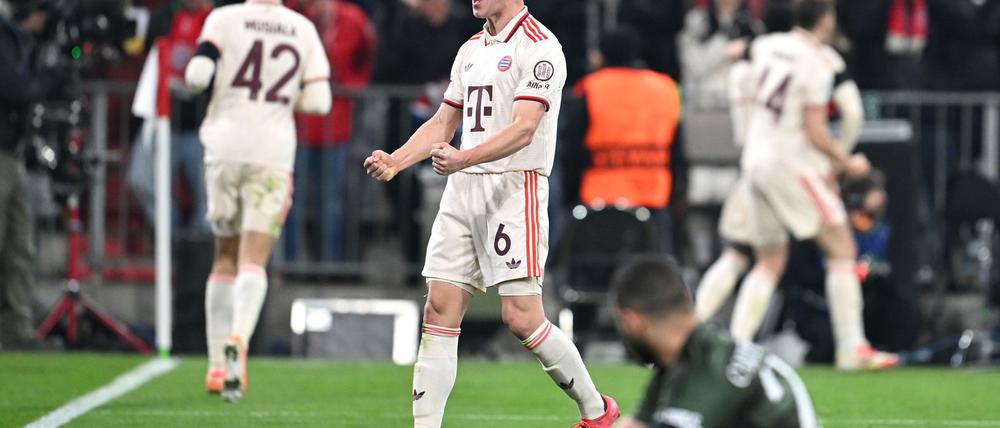 Der Moment der Befreiung und Erlösung: Joshua Kimmich (M) beim Jubel nach dem ganz späten Ausgleichstor des FC Bayern.