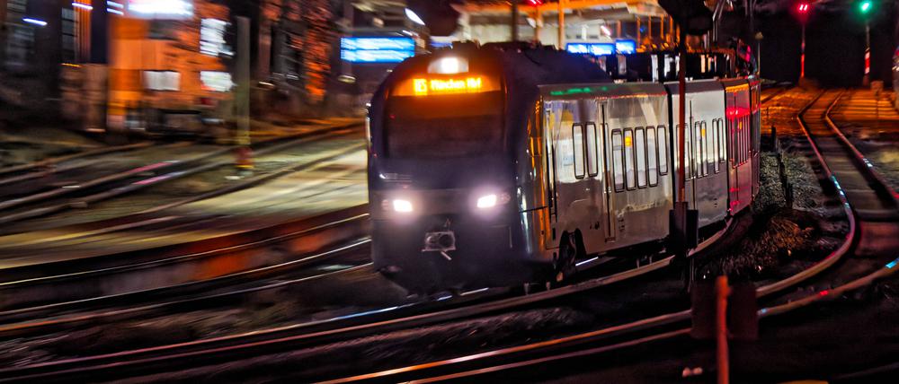 Abfahrt des Zugs in Richtung München vom Bahnhof Traunstein.
