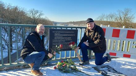 Stößenseebrücke mit neuer Gedenktafel - Christian Heck, BVV-Chef in Spandau, und Ingo Rösike rechts