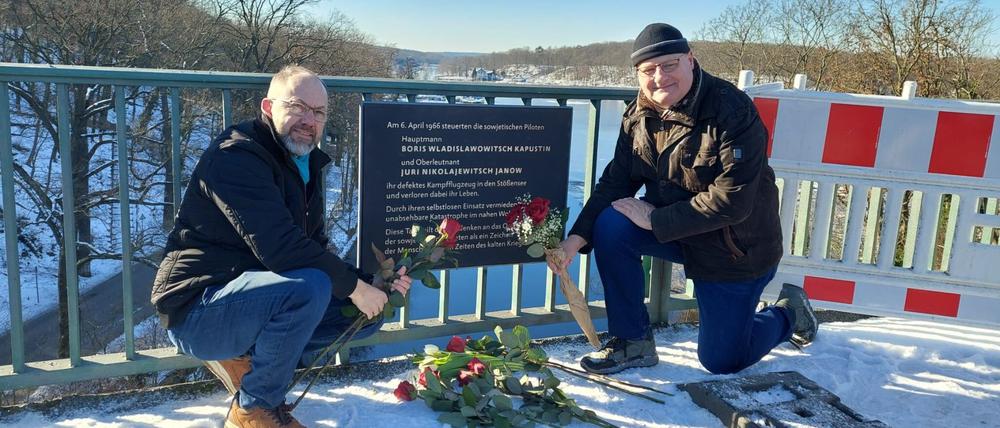 Stößenseebrücke mit neuer Gedenktafel - Christian Heck, BVV-Chef in Spandau, und Ingo Rösike rechts