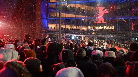 13.02.2025, Berlin: Fans stehen im Schnee in der Fanzone am Eröffnungsabend der Berlinale. Die 75. Internationalen Filmfestspiele Berlin finden vom 13. bis 23. Februar 2025 statt. Foto: Elisa Schu/dpa +++ dpa-Bildfunk +++