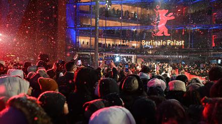 13.02.2025, Berlin: Fans stehen im Schnee in der Fanzone am Eröffnungsabend der Berlinale. Die 75. Internationalen Filmfestspiele Berlin finden vom 13. bis 23. Februar 2025 statt. Foto: Elisa Schu/dpa +++ dpa-Bildfunk +++