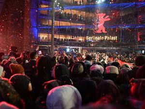 13.02.2025, Berlin: Fans stehen im Schnee in der Fanzone am Eröffnungsabend der Berlinale. Die 75. Internationalen Filmfestspiele Berlin finden vom 13. bis 23. Februar 2025 statt. Foto: Elisa Schu/dpa +++ dpa-Bildfunk +++