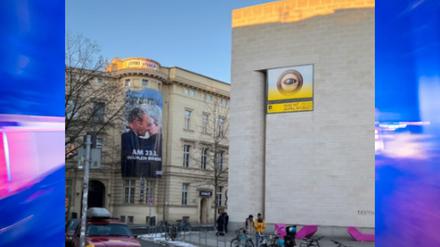Die Polizei hat das Banner des Künstlerkollektivs wieder abgenommen.