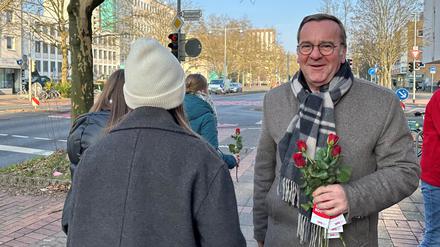 Boris Pistorius (SPD), Verteidigungsminister, beim Straßenwahlkampf in Hannover.