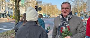 Boris Pistorius (SPD), Verteidigungsminister, beim Straßenwahlkampf in Hannover.