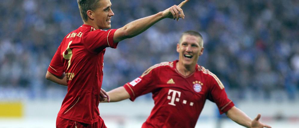  Nils Petersen (l) bejubelt sein Tor mit Bastian Schweinsteiger. Petersen unterstützt die NOFV-Clubs beim Thema Direktaufstieg.