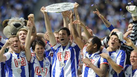 Der Mann mit der Schale. Andre Mijatovic führte Hertha 2011 als Kapitän zurück in die Bundesliga.