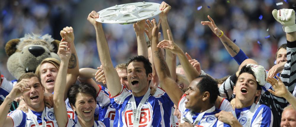 Der Mann mit der Schale. Andre Mijatovic führte Hertha 2011 als Kapitän zurück in die Bundesliga.