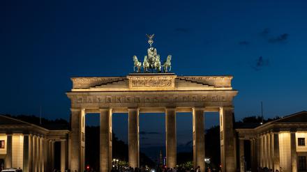 Unbekannte haben das Brandenburger Tor beschmiert. (Archivbild)