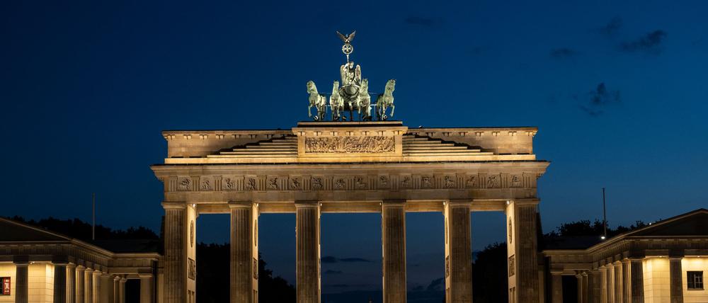 Unbekannte haben das Brandenburger Tor beschmiert. (Archivbild)