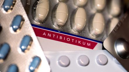  Eine Packung Antibiotika (M) und diverse andere Medikamente liegen auf einem Tisch in einer Apotheke.