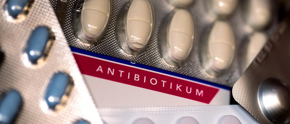  Eine Packung Antibiotika (M) und diverse andere Medikamente liegen auf einem Tisch in einer Apotheke.